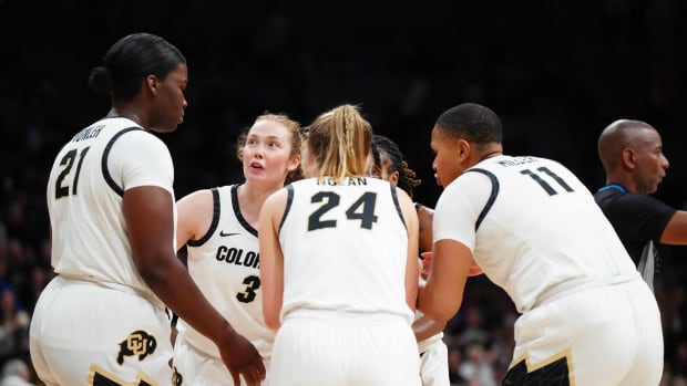 Colorado Buffaloes center Aaronette Vonleh (21) and guard Frida Formann (3) and guard Maddie Nolan (24) and guard Jaylyn Sherrod (00) and forward Quay Miller (11) huddle n the first quarter against the Oregon Ducks at CU Events Center