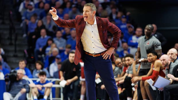 Feb 24, 2024; Lexington, Kentucky, USA; Alabama Crimson Tide head coach Nate Oats yells to his players during the first half against the Kentucky Wildcats at Rupp Arena at Central Bank Center. Mandatory Credit: Jordan Prather-USA TODAY Sports