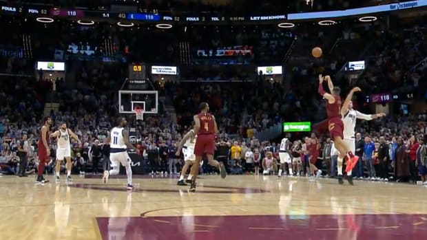 Cleveland Cavaliers guard Max Strus makes 60-foot game-winner vs. Dallas Mavericks.