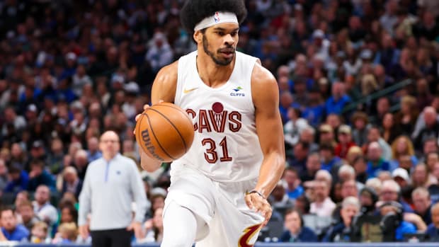 Dec 27, 2023; Dallas, Texas, USA; Cleveland Cavaliers center Jarrett Allen (31) drives to the basket during the second quarter against the Dallas Mavericks at American Airlines Center.
