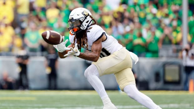 Colorado Buffaloes wide receiver Xavier Weaver (10) makes a catch during the second half against the Oregon Ducks at Autzen Stadium