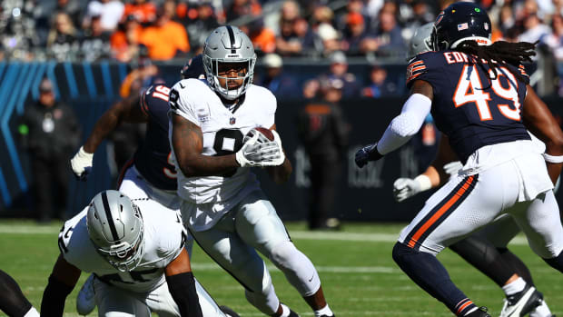 Josh Jacobs makes a cut looking to avoid Tremaine Edmunds in last season's Bears win.