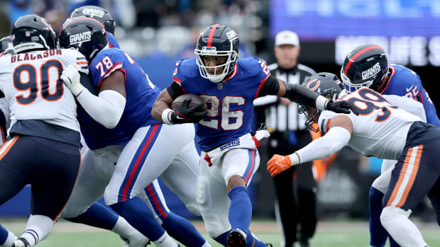 Saquon Barkley tears through the Bears defense in a 2022 win by the Giants.