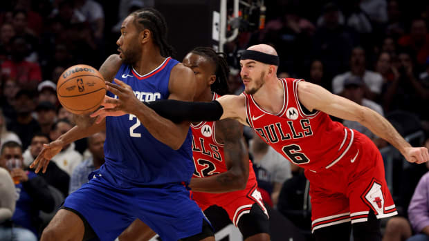  Chicago Bulls guard Alex Caruso (6) knocks the ball away from LA Clippers forward Kawhi Leonard (2) during the second quarter at Crypto.com Arena. 