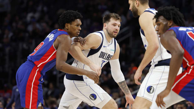 Ausar Thompson left Saturday's game between the Pistons and the Mavericks early.