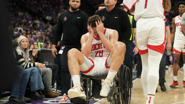 Houston Rockets center Alperen Şengün suffers an injury vs. the Sacramento Kings