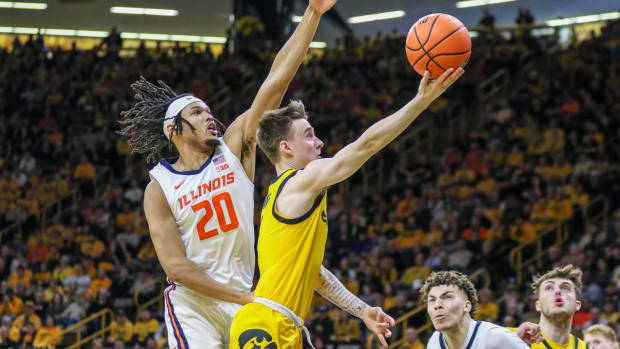 Iowa's Brock Harding glides in for a shot against Illinois' Ty Rodgers (20) on March 10, 2024 at Carver-Hawkeye Arena in Iowa City, Iowa. (Rob Howe/HN)