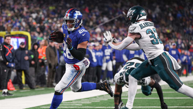 Saquon Barkley scores a TD against the Eagles, a team he will join after signing a big contract in free agency