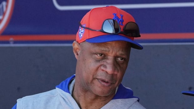  Feb 27, 2024; Port St. Lucie, Florida, USA; New York Mets great Darryl Strawberry talks with New York Mets third baseman Mark Vientos (27) before the game against the Miami Marlins at Clover Park.