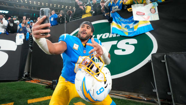Eric Kendricks takes a selfie after a Los Angeles Chargers game at the New York Jets.