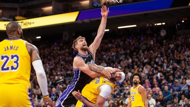 Sacramento Kings' Domantas Sabonis and Los Angeles Lakers' Anthony Davis