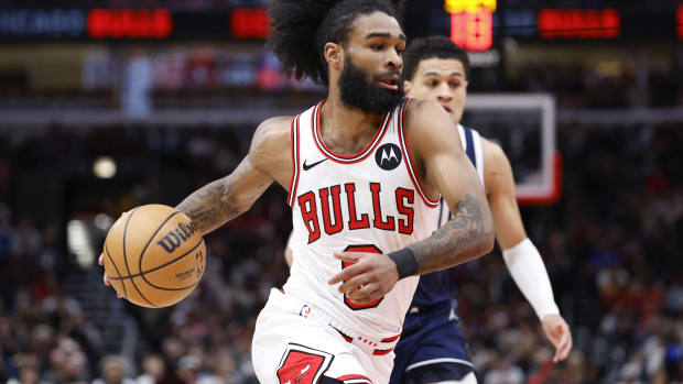 Chicago Bulls guard Coby White (0) drives to the basket against the Dallas Mavericks 