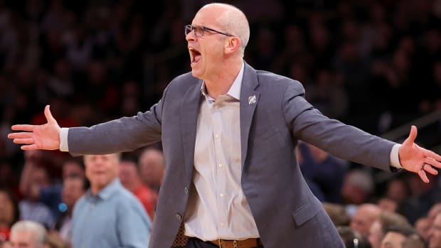 Dan Hurley coaches from the UConn bench.