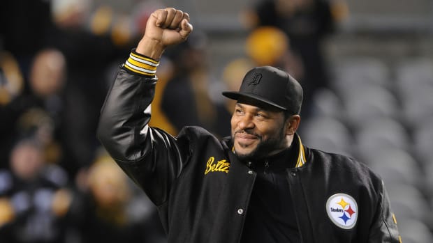 Pittsburgh Steelers former running back Jerome Bettis acknowledges the crowd during a halftime recognition for the Steelers Hall of Honor at Heinz Field.