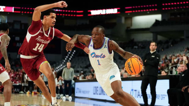 Florida Atlantic Owls guard Johnell Davis (1) drives to the basket as Temple Owls forward Steve Settle III (14) defends during the first half at Dickies Arena in Fort Worth, Texas, on March 16, 2024.