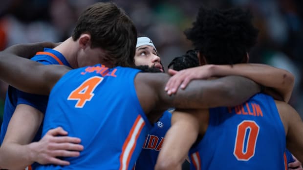 Florida Gators basketball huddle