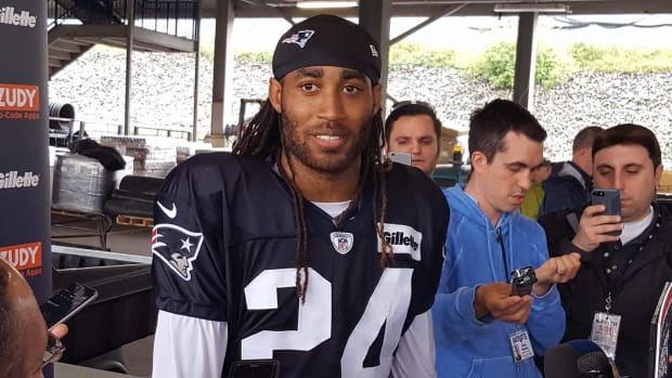 Cornerback Stephon Gilmore surrounded by New England Patriots reporters during 2018 training camp.