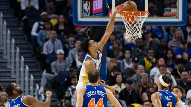 Golden State Warriors center Trayce Jackson-Davis (32) dunks the ball against the New York Knicks during the first half at Chase Center.