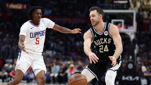 Milwaukee Bucks guard Pat Connaughton (24) passes the ball against Los Angeles Clippers guard Bones Hyland (5)
