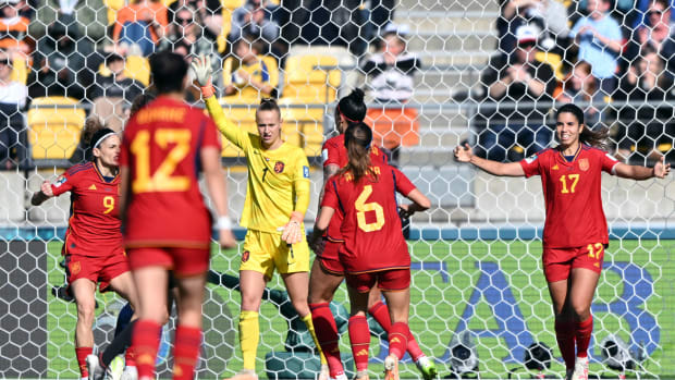 España celebra gol en mundial femenil