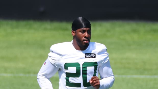 Jets' RB Breece Hall (20) jogs at Training Camp