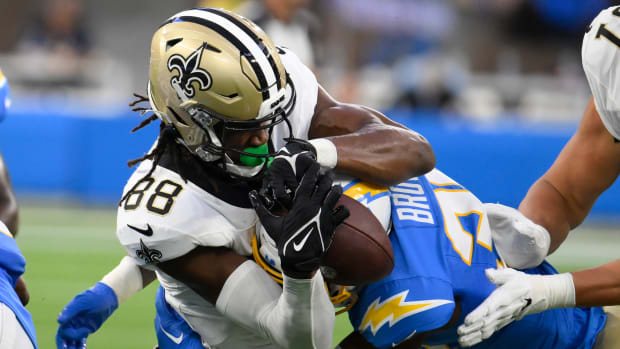 New Orleans Saints tightened Shaq Davis catches a pass over Los Angeles Chargers cornerback Cam Brown