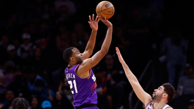 Suns forward T.J. Warren (21) attempts a shot over 76ers forward Georges Niang.