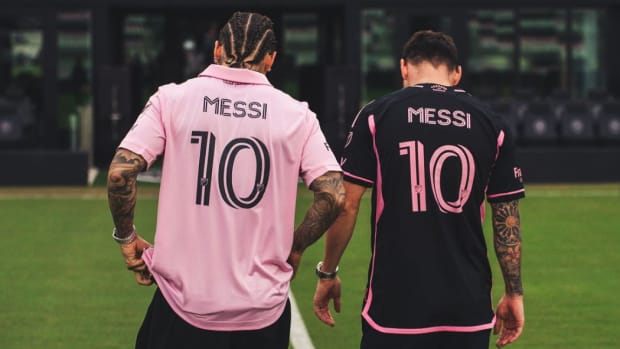 Leo Messi y Maluma con la camiseta del Inter Miami con el dorsal 10.