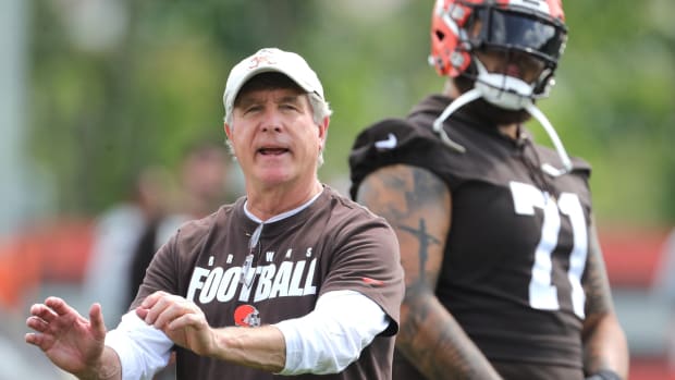 Cleveland Browns offensive line coach Bill Callahan works with the lineman during OTA workouts on Wednesday, June 8, 2022 in Berea. Browns Ota 8