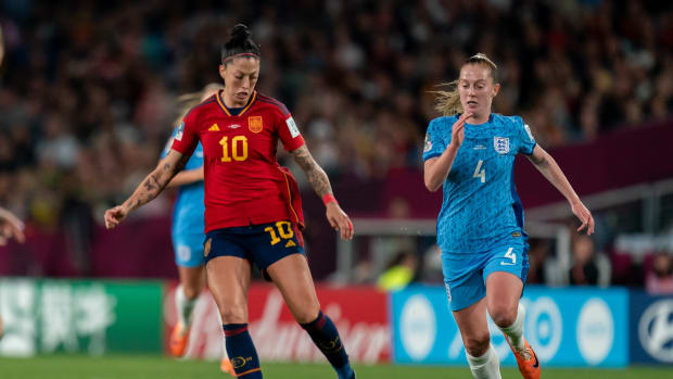 Jenni Hermoso passes the ball during the 2023 Women's World Cup final.