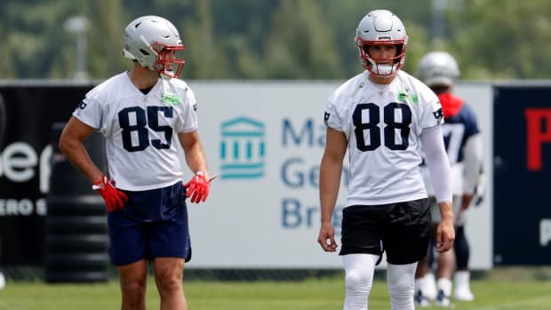 Patriots Hunter Henry (85) and Mike Gesicki (88)