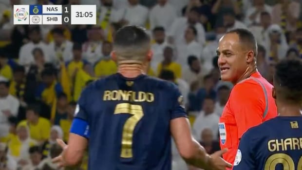 Cristiano Ronaldo argumentando con árbitro