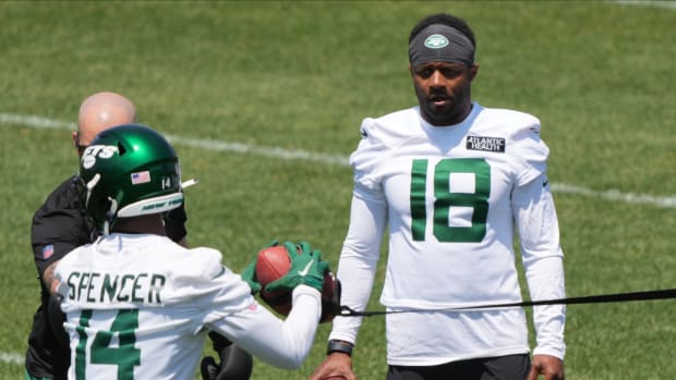 Randall Cobb watches a teammate during Jets OTAs in 2023.