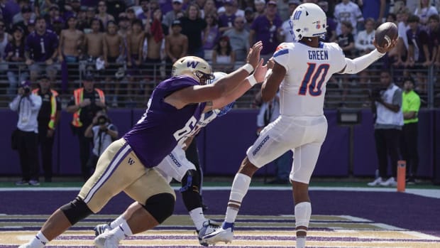 Ulumoo Ale forced Boise State's Taylen Green to get rid of the ball with his fierce pass rush.