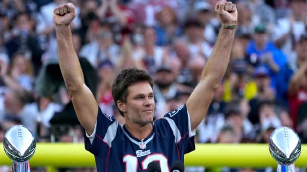 To, Brady celebra durante homenaje de Patriots