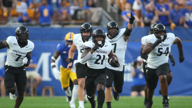 Cincinnati Bearcats Corey Kiner (21) sprints towards the end zone after finding a hole in the Pittsburgh Panthers defensive line during the first half at Acrisure Stadium in Pittsburgh, PA on September 9, 2023