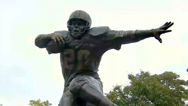 Detroit Lions Barry Sanders statue