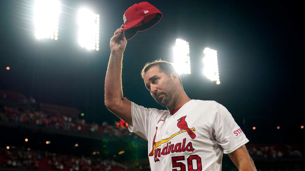 Adam Wainwright tips his hat to the crowd