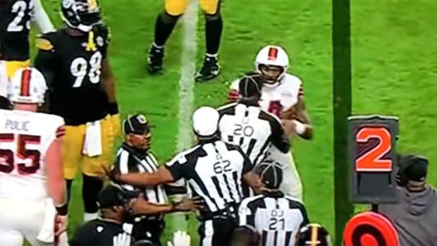 Deshaun Watson Somehow Didn’t Get Flagged for Pushing Ref During Heated Moment