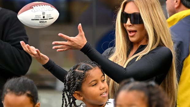 Kim Kardashian atrapa balón de americano