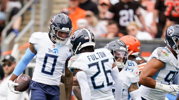 Tennessee Titans cornerback Sean Murphy-Bunting (0) recovers a Cleveland Browns fumble during the first quarter in Cleveland, Ohio.
