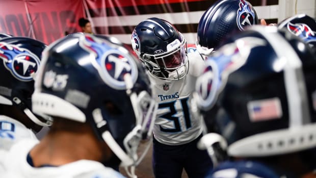 Tennessee Titans safety Kevin Byard (31) huddles with his teammates as they get ready to face the Cleveland Browns.