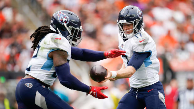 Ryan Tannehill (17) hands the ball to running back Derrick Henry (22) during the third quarter against the Cleveland Browns at Cleveland Browns Stadium. 