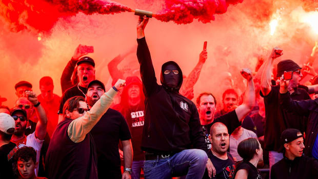 Fans del Ajax encienden gas en partido
