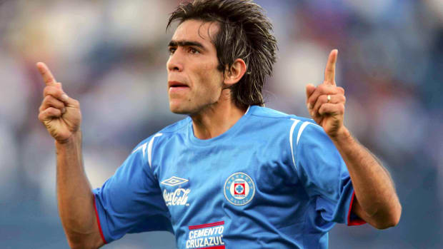 César Delgado en un partido con Cruz Azul en 2005