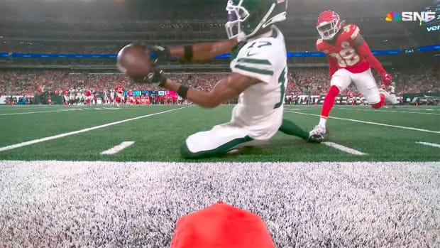 Jets wide receiver Garrett Wilson makes a sliding catch vs. the Chiefs
