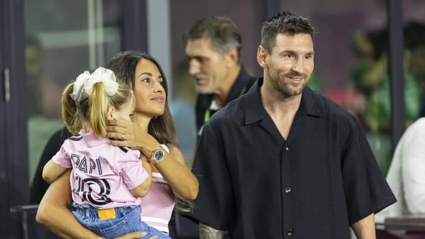 Messi sin uniforme junto con su esposa e hija