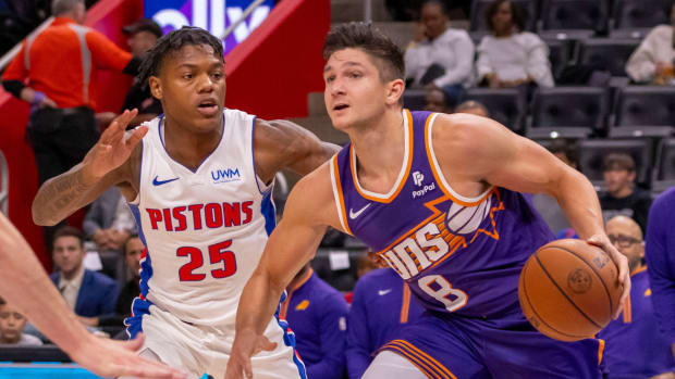 Phoenix Suns guard Grayson Allen (8) controls the ball in front of Detroit Pistons guard Marcus Sasser (25) during the first half of a pre-season game at Little Caesars Arena.