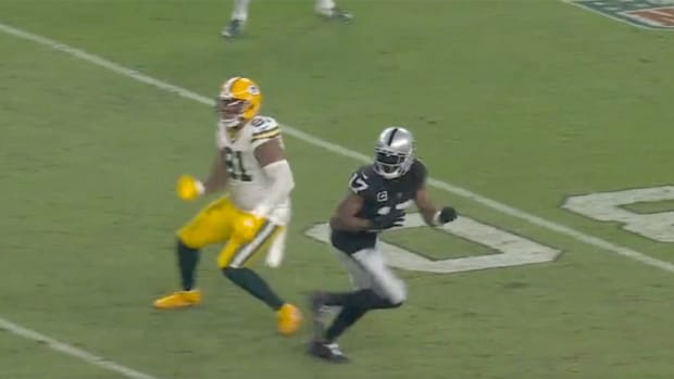 Davante Adams Made a Packers LB Look So Foolish for Trying to Cover Him One-on-One