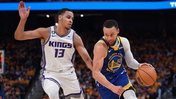 Warriors’ Steph Curry drives into the paint vs. the Kings.